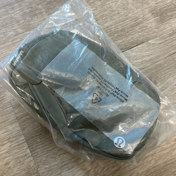 🍋 LULULEMON EVERYWHERE BELT BAG GREY SAGE FACTORY SEALED & BONUS TOTE BAG - Picture 3 of 6
